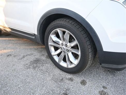 Used 2014 Ford Explorer XLT w/ Equipment Group 202A image 17