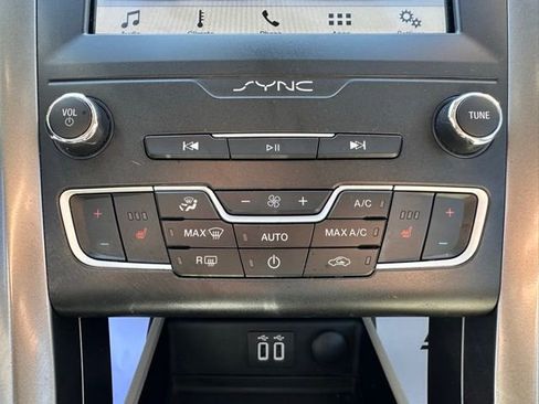Used 2019 Ford Fusion SE AWD/4WD image 24