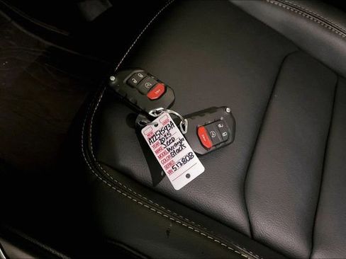 Used 2025 Jeep Wrangler Sahara image 11