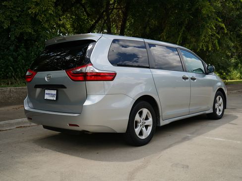 Used 2020 Toyota Sienna L image 9