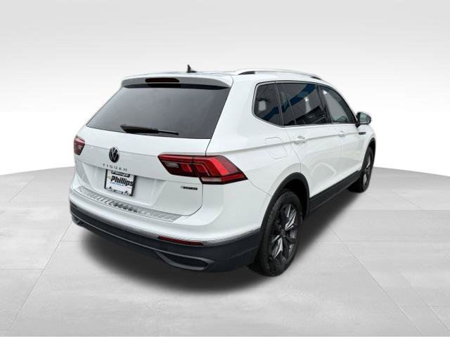 Used 2023 Volkswagen Tiguan SE w/ Panoramic Sunroof Package AWD/4WD image 13