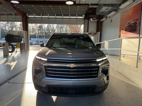 Used 2025 Chevrolet Traverse LT image 2