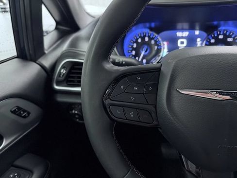 Used 2025 Chrysler Pacifica Limited FWD image 35