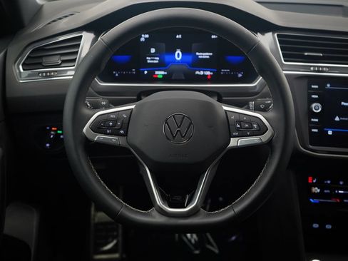 Used 2023 Volkswagen Tiguan SE R-Line image 9