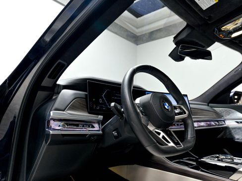 Used 2023 BMW 760i xDrive w/ Luxury Rear Seating Package AWD/4WD image 8