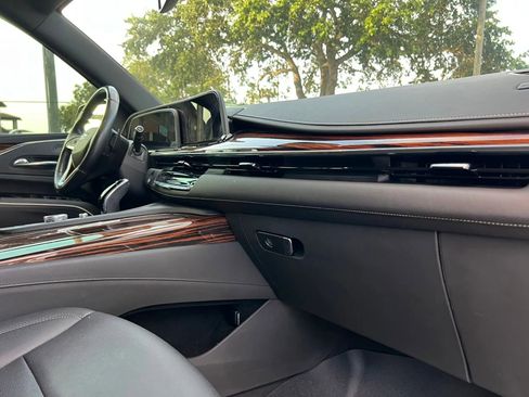 Used 2021 Cadillac Escalade Luxury RWD image 9