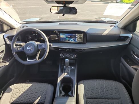 Used 2025 Nissan Kicks SV image 14