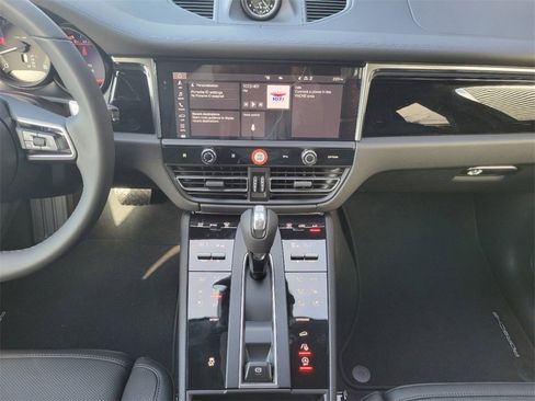 Used 2025 Porsche Macan image 14