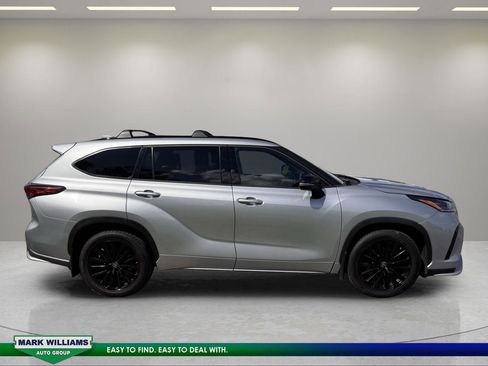 Used 2023 Toyota Highlander XSE AWD/4WD image 2