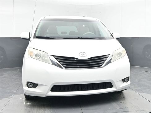 Used 2012 Toyota Sienna LE image 2