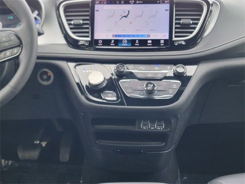 Certified 2023 Chrysler Pacifica Touring-L w/ S Appearance Package image 28