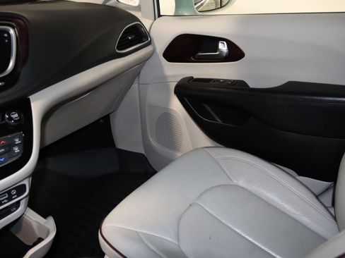 Used 2019 Chrysler Pacifica Limited w/ Tire & Wheel Group FWD image 52