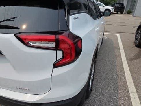 Used 2022 GMC Terrain SLE w/ Driver Convenience Package AWD/4WD image 8