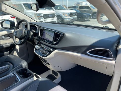 Used 2024 Chrysler Pacifica Touring-L FWD image 19