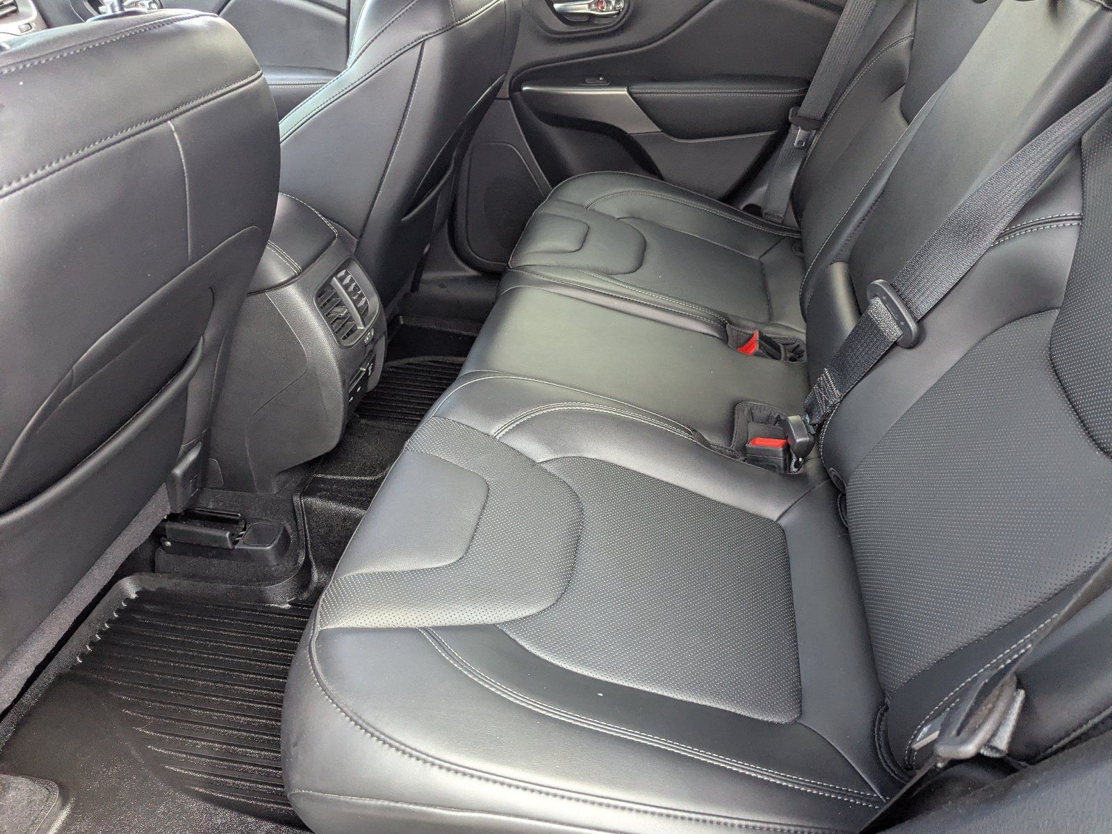 Used 2020 Jeep Cherokee Latitude Lux w/ Comfort/Convenience Group FWD image 16