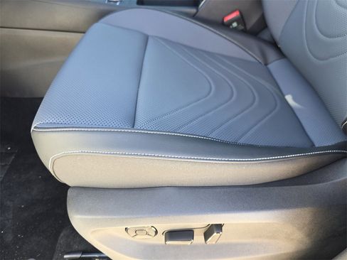 New 2025 Volkswagen Tiguan SE image 18