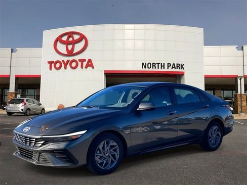 Used 2024 Hyundai Elantra SEL image 1