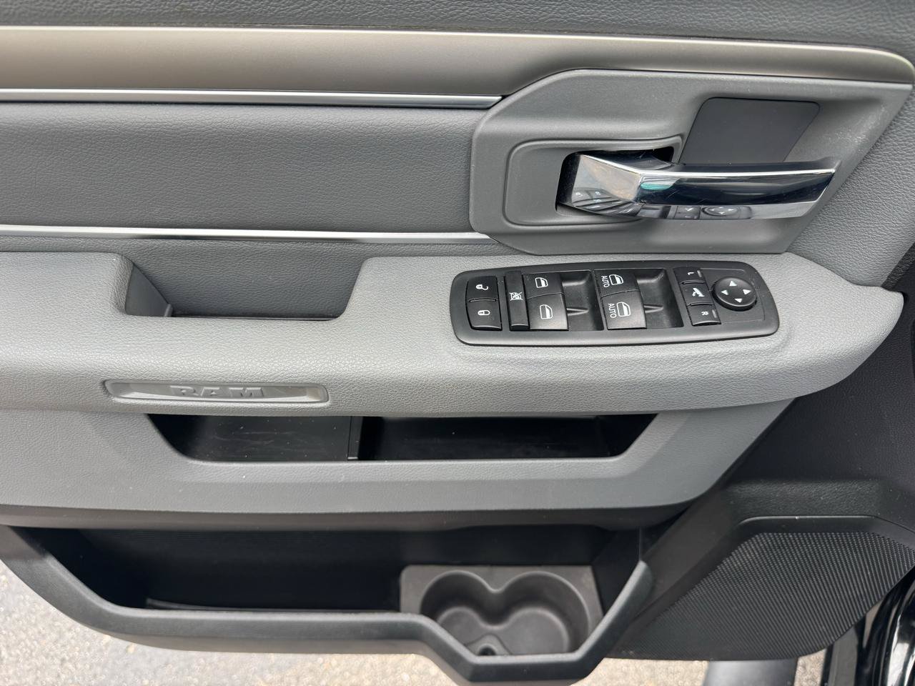 Used 2019 RAM 1500 Classic SLT w/ Black Appearance Group AWD/4WD image 14