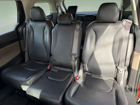 Used 2025 Kia Carnival image 42