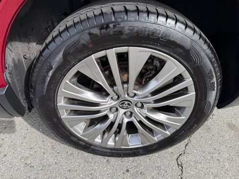 Used 2021 Toyota Venza Limited w/ Carpet Mat Package (TMS) image 15