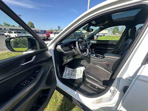 Used 2023 Jeep Grand Cherokee Altitude AWD/4WD image 9
