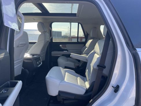 Used 2025 Ford Expedition Platinum image 23