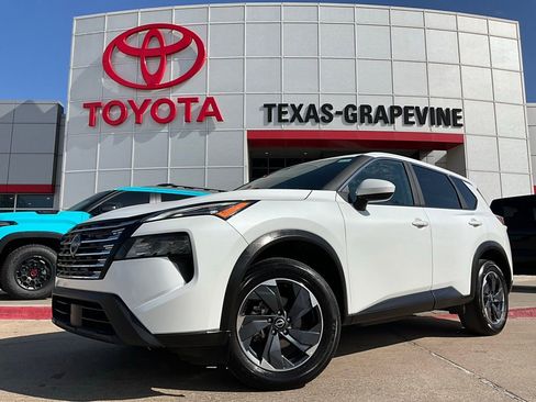 Used 2025 Nissan Rogue SV image 2