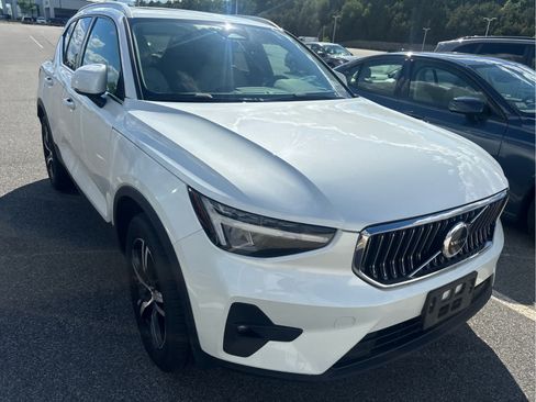 Used 2023 Volvo XC40 B5 Plus w/ Climate Package AWD/4WD image 2