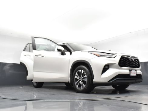 Used 2021 Toyota Highlander XLE AWD/4WD image 28