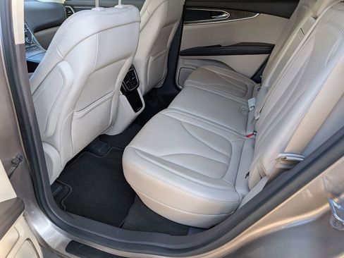 Used 2019 Lincoln Nautilus Select image 23