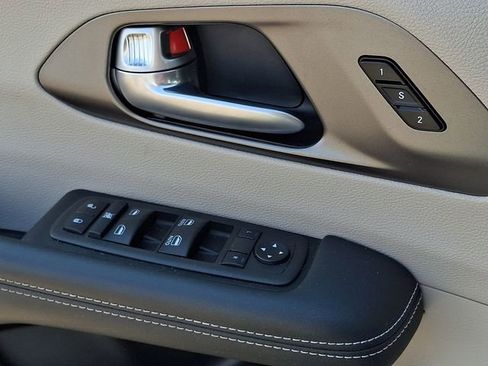 Used 2024 Chrysler Pacifica Touring-L image 21