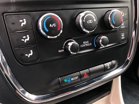 Used 2017 Dodge Grand Caravan SXT image 30