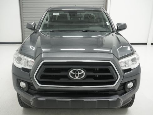 Used 2020 Toyota Tacoma SR5 RWD image 2