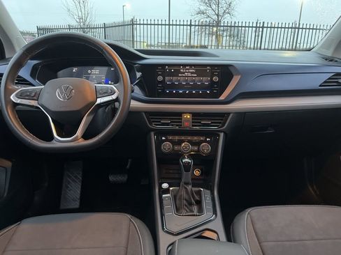 Used 2024 Volkswagen Taos SE image 15