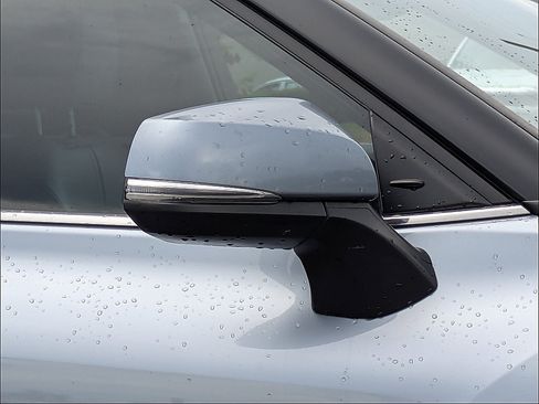 Used 2023 Toyota Highlander XLE FWD image 12