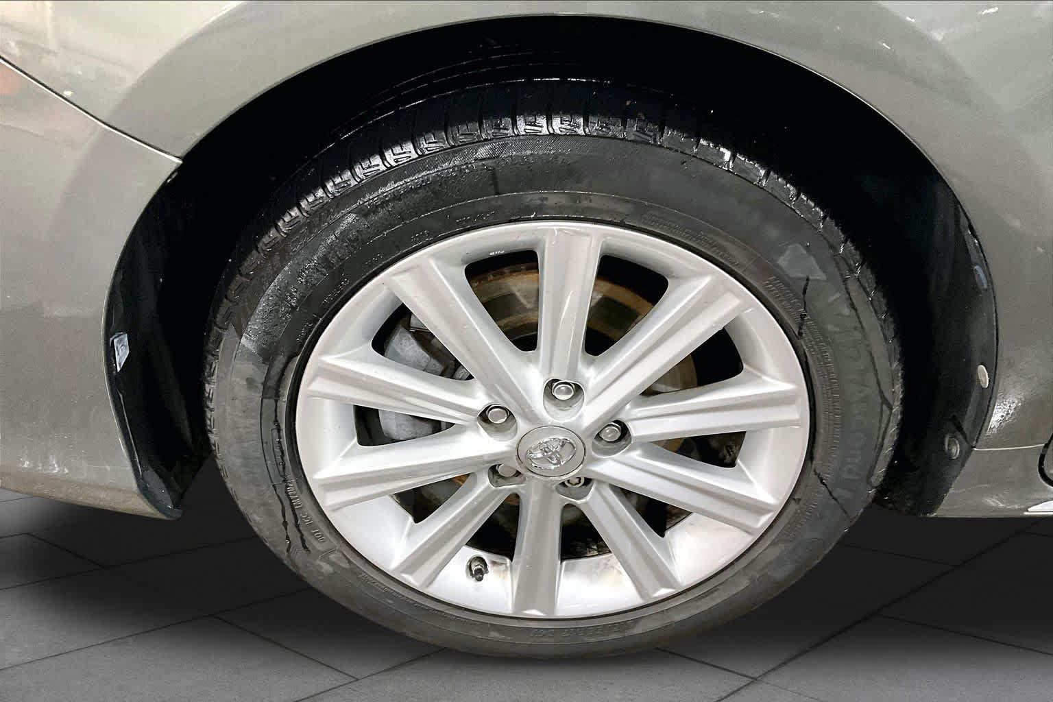 Used 2014 Toyota Camry XLE FWD image 11