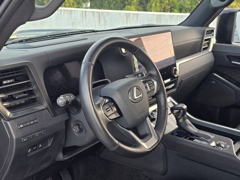 Used 2024 Lexus GX 550 image 11