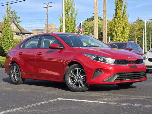 Used 2023 Kia Forte LXS image 2