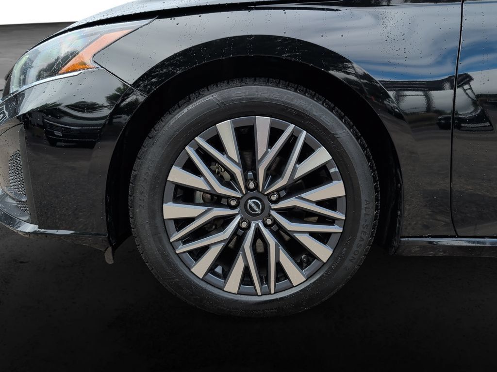 Used 2025 Nissan Altima 2.5 SV FWD image 9