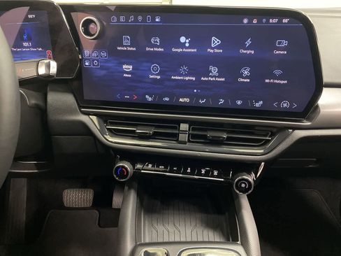 Used 2024 Chevrolet Equinox EV RS image 25