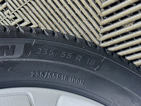 Used 2022 Volvo XC40 T4 Momentum image 32