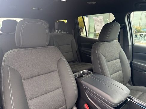 Used 2025 Chevrolet Traverse LT image 12