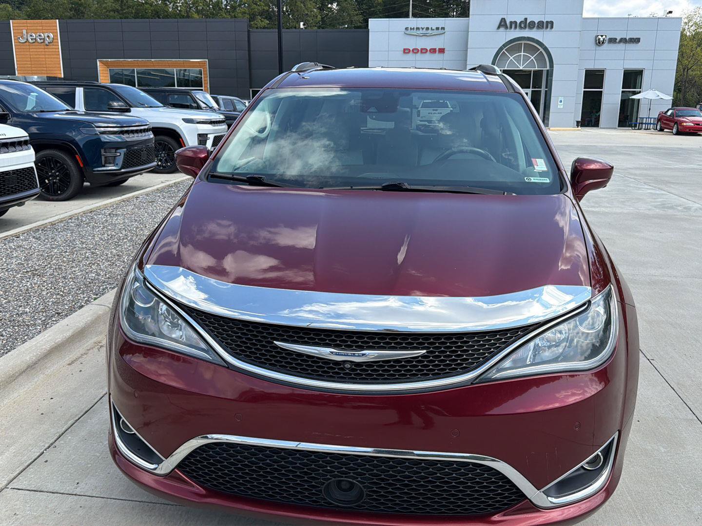 Used 2017 Chrysler Pacifica Touring-L Plus w/ Advanced Safetytec Group FWD image 8