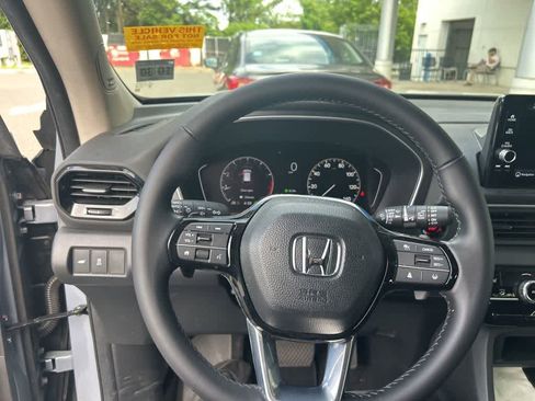 Used 2025 Honda Pilot Touring image 19