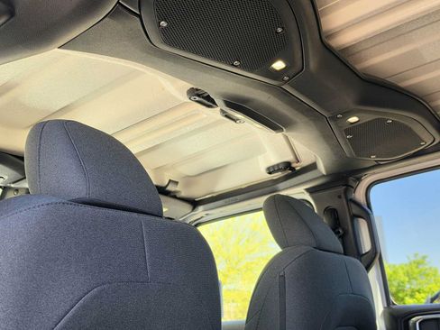 Used 2025 Jeep Gladiator Sport AWD/4WD image 16