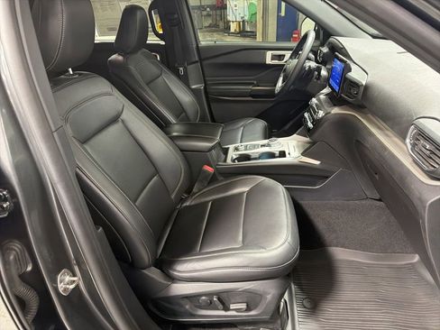 Used 2020 Ford Explorer XLT w/ Equipment Group 202A AWD/4WD image 9