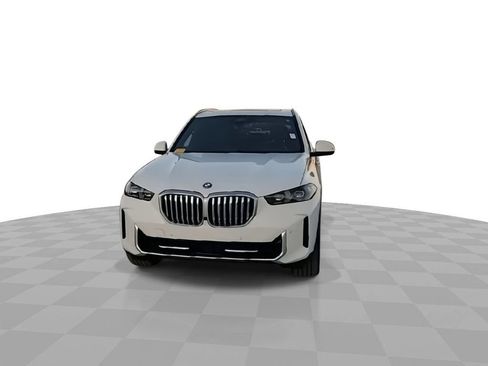 Used 2025 BMW X5 xDrive50e image 3