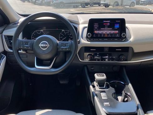 Used 2024 Nissan Rogue SV FWD image 8
