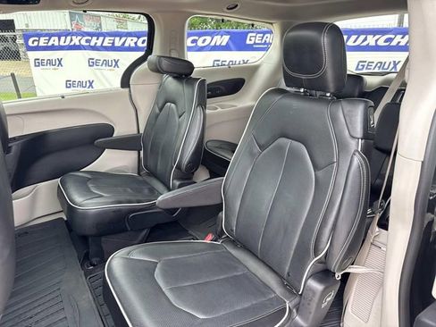 Used 2022 Chrysler Pacifica Limited AWD/4WD image 36