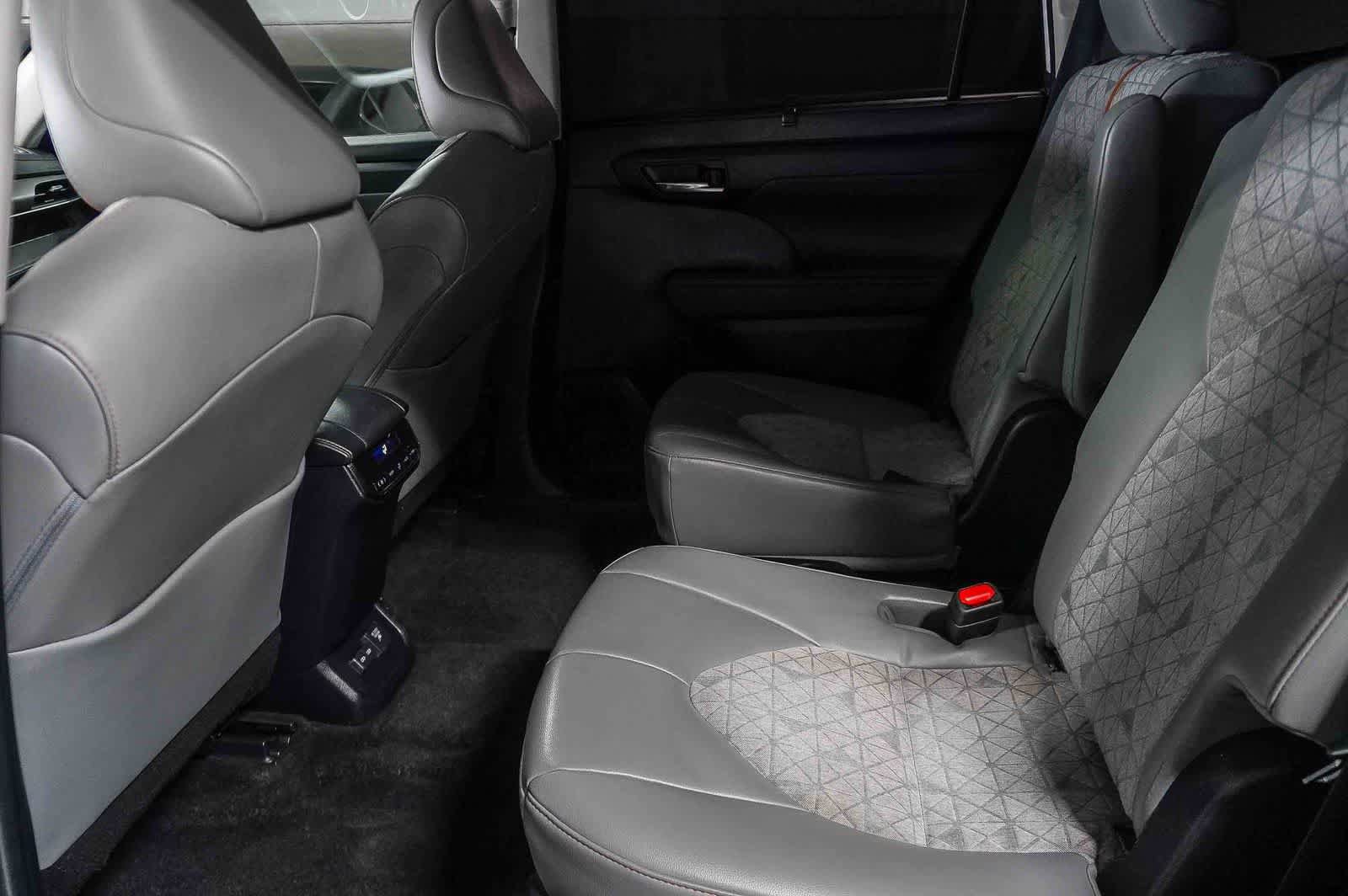 Used 2023 Toyota Highlander Bronze Edition FWD image 16